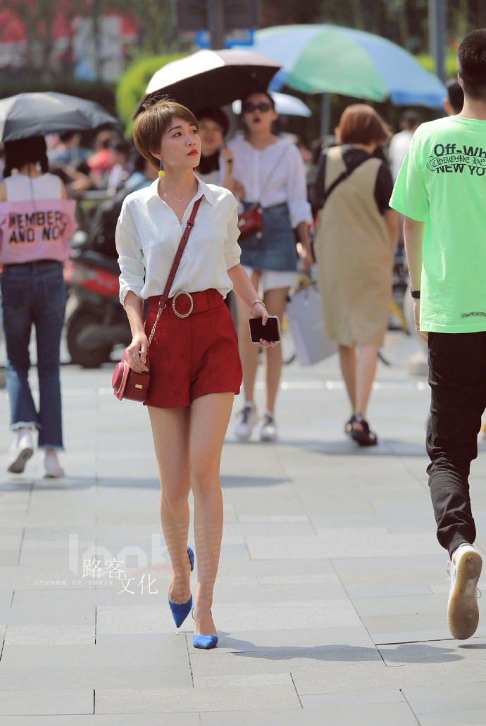 街拍:成都太古里的小姐姐们真是又美又仙