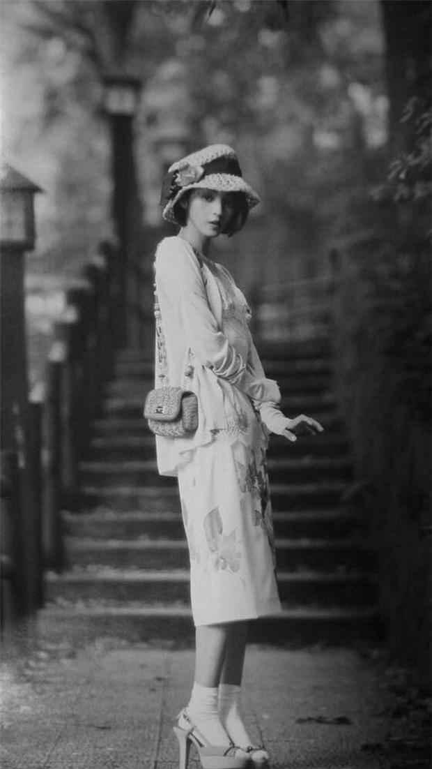 走在海边的时尚日本美女走在大街上的日本美女