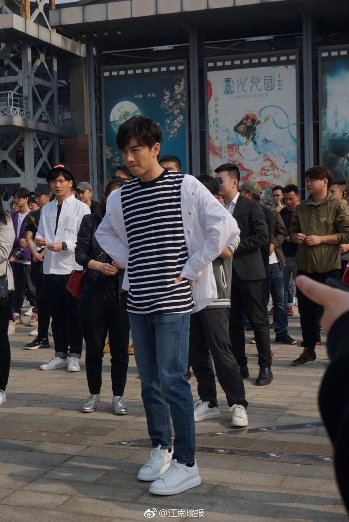 陈晓身穿白衣清新亮相新剧开机仪式,剧中将与景甜组cp