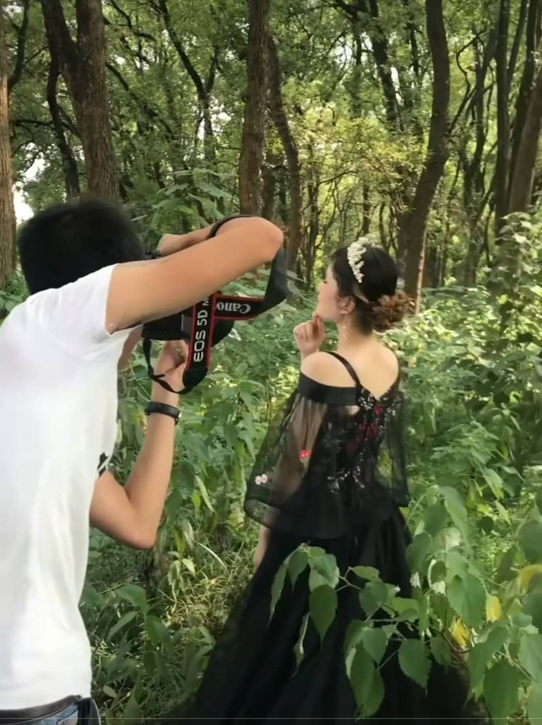 深山里拍暗黑系婚纱照新娘被虫蚁咬到疼成片因太好看像假的