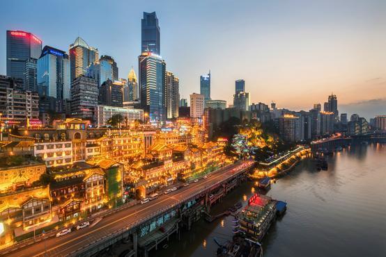 重庆作为直辖市,人口多面积大,经济总量超越了