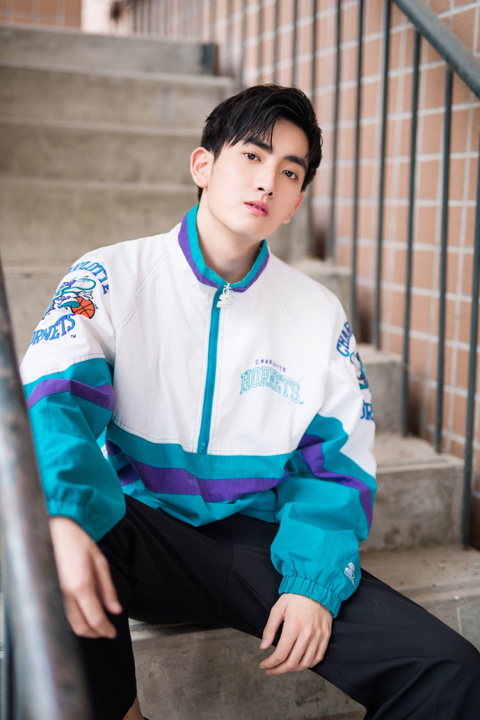 陈烨林曝光初夏写真,本色诠释青春学长