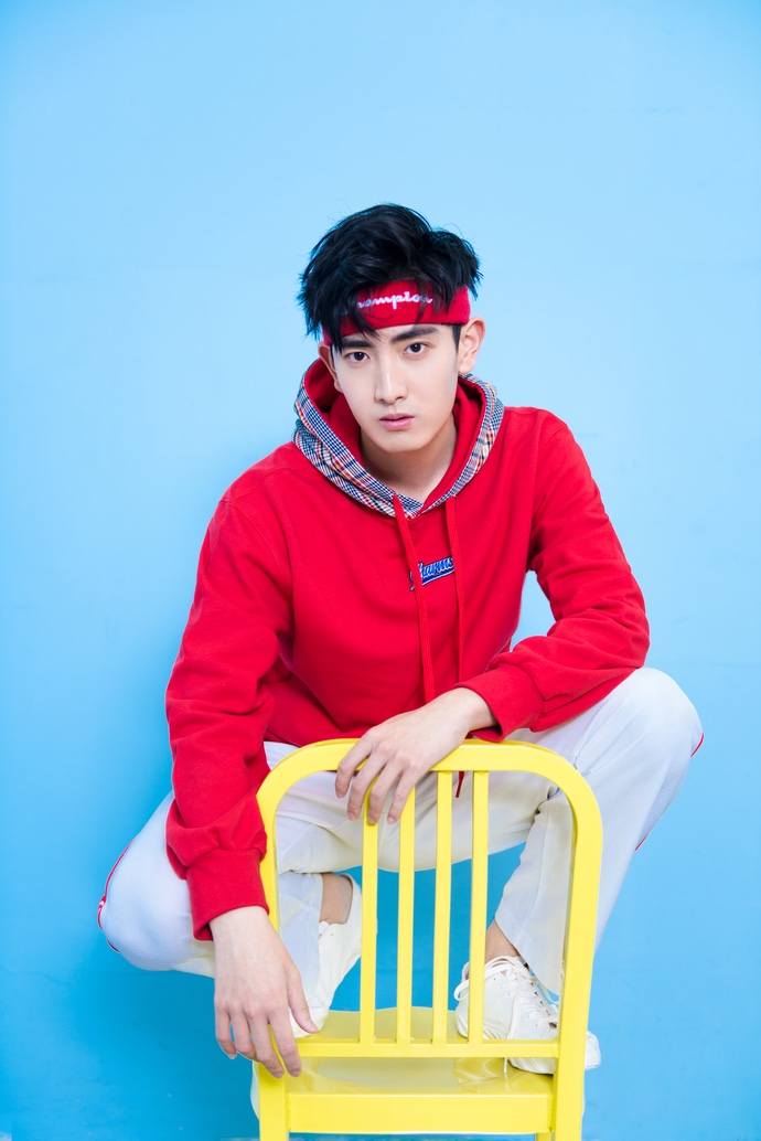 陈烨林最新写真曝光,青春活力演绎运动男孩