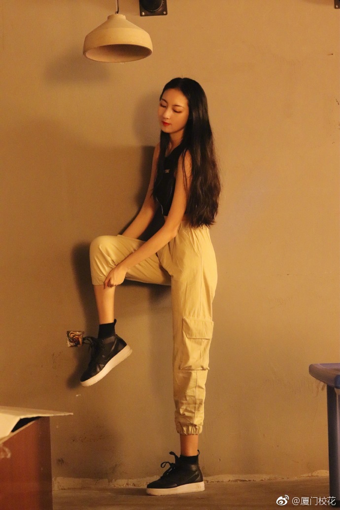 她叫鱼鱼99年毕业于厦门六中很可爱的女生猜猜她有多高