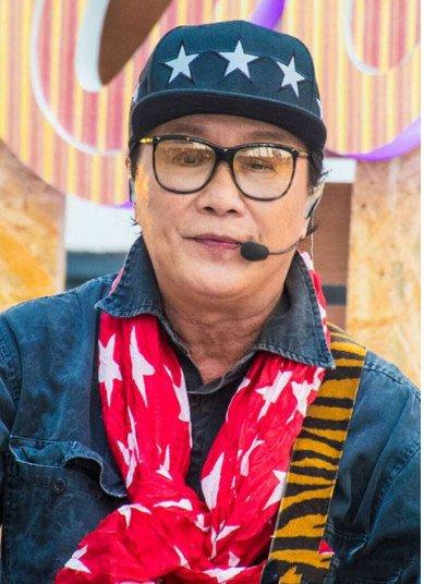 70岁许冠杰近照:曾誉为歌神,打扮时尚不服老,儿子长相不如他