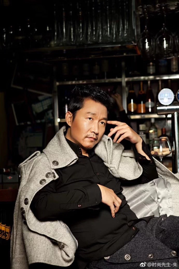 豪哥装起了文化人,西装革履黑社会气质不在,但依然是大哥