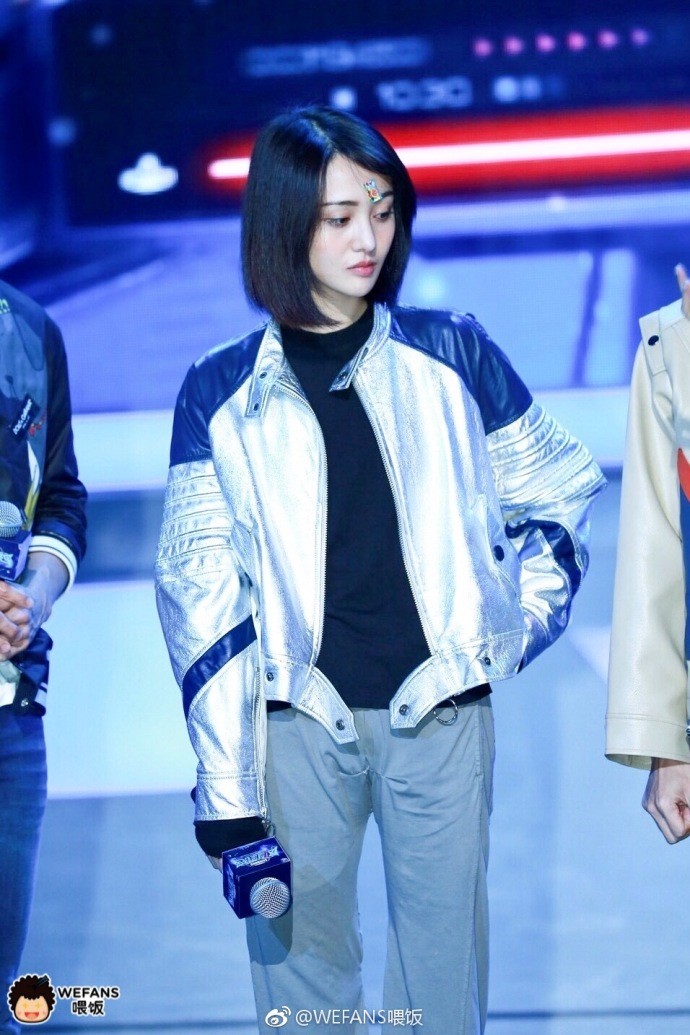 郑爽亮相节目《这就是铁甲》宣传活动,肤白貌美笑容甜美