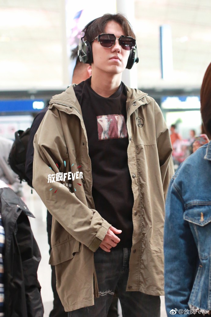 迪玛希穿军绿色外套搭配破洞牛仔裤现身机场,全程戴着耳机听音乐