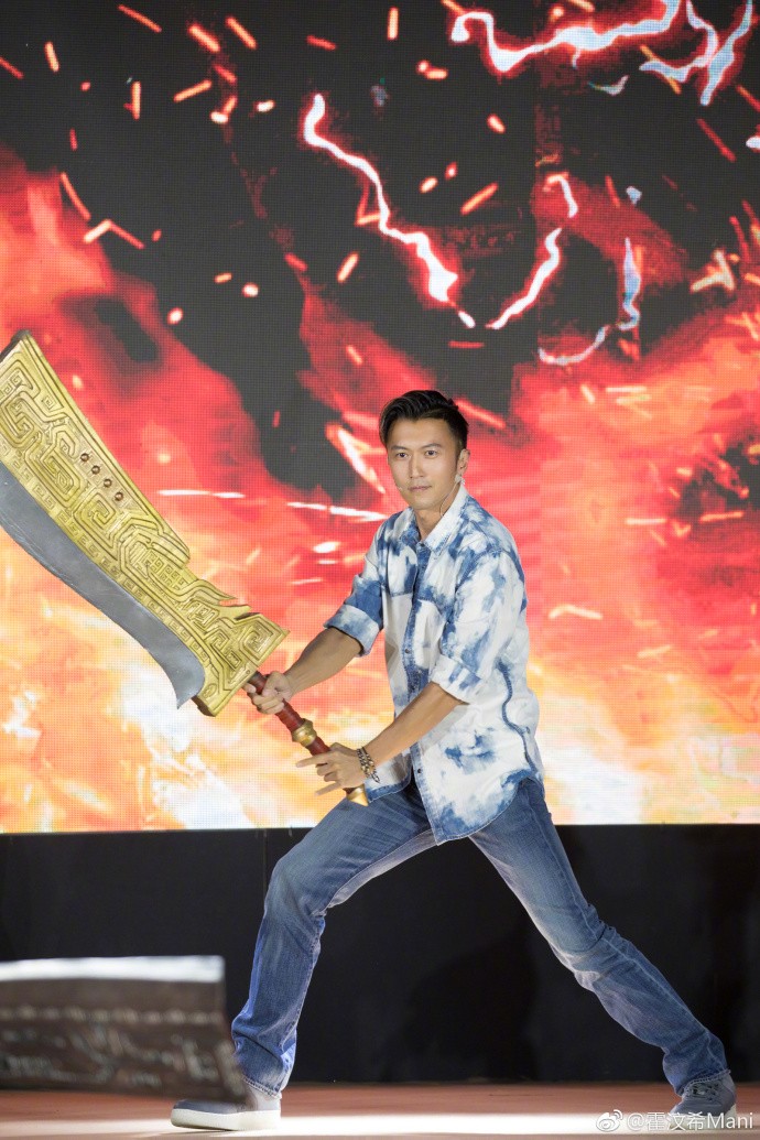 现如今,谢霆锋再举屠龙宝刀,一起与我们参与到传奇的沙城世界中.