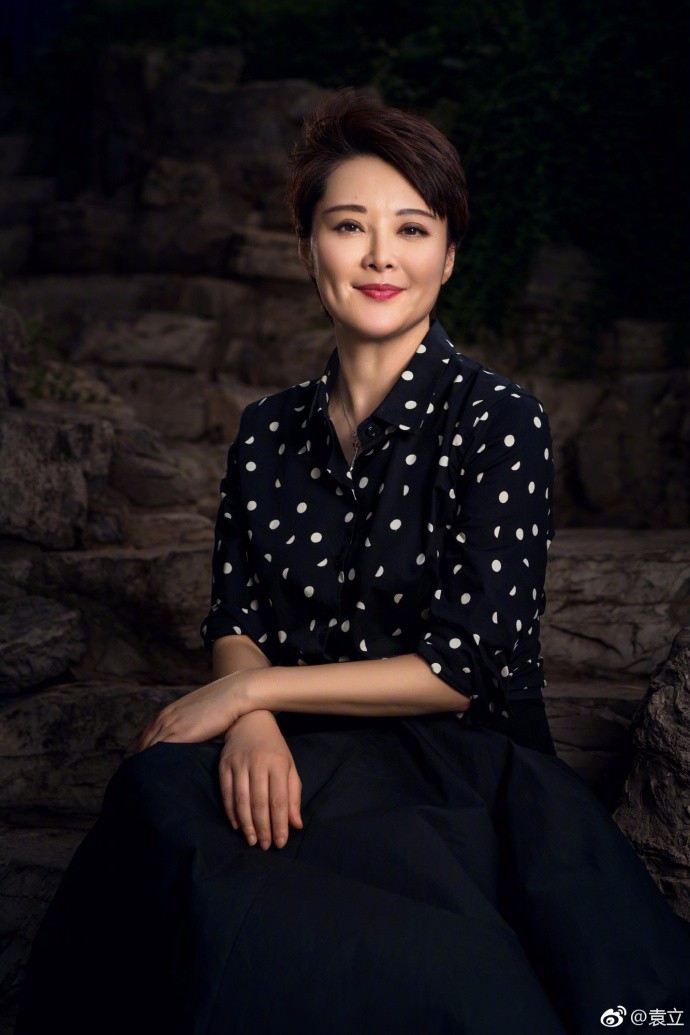 袁立晒新照,调侃"以后叫我袁大气",网友:可以叫你袁正吗?