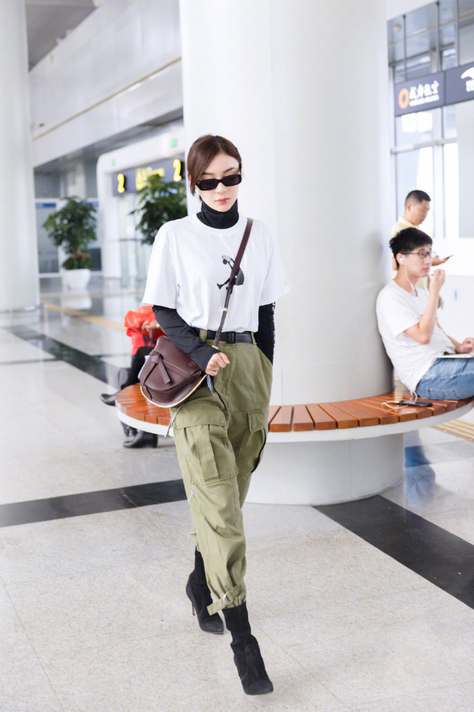 又流行军绿了!袁姗姗穿军绿工装裤配短靴,上衣
