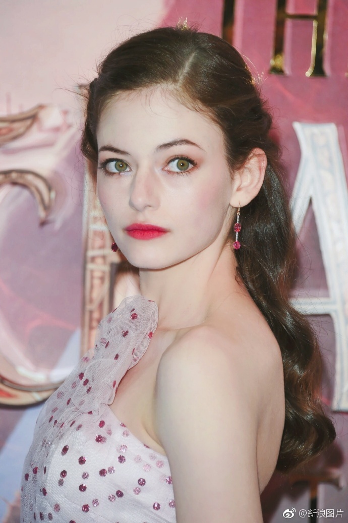 麦肯基弗依mackenziefoy现身cma乡村音乐奖担任颁奖嘉宾