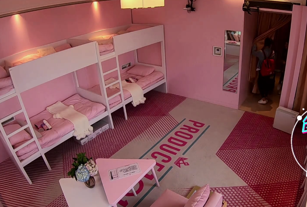 《创造101》小姐姐们外表光鲜亮丽, 没想到她们的宿舍这么乱!