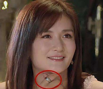 颖儿狂秀结婚戒指,当谢娜抬起手的那一刻,网友太打脸了吧!