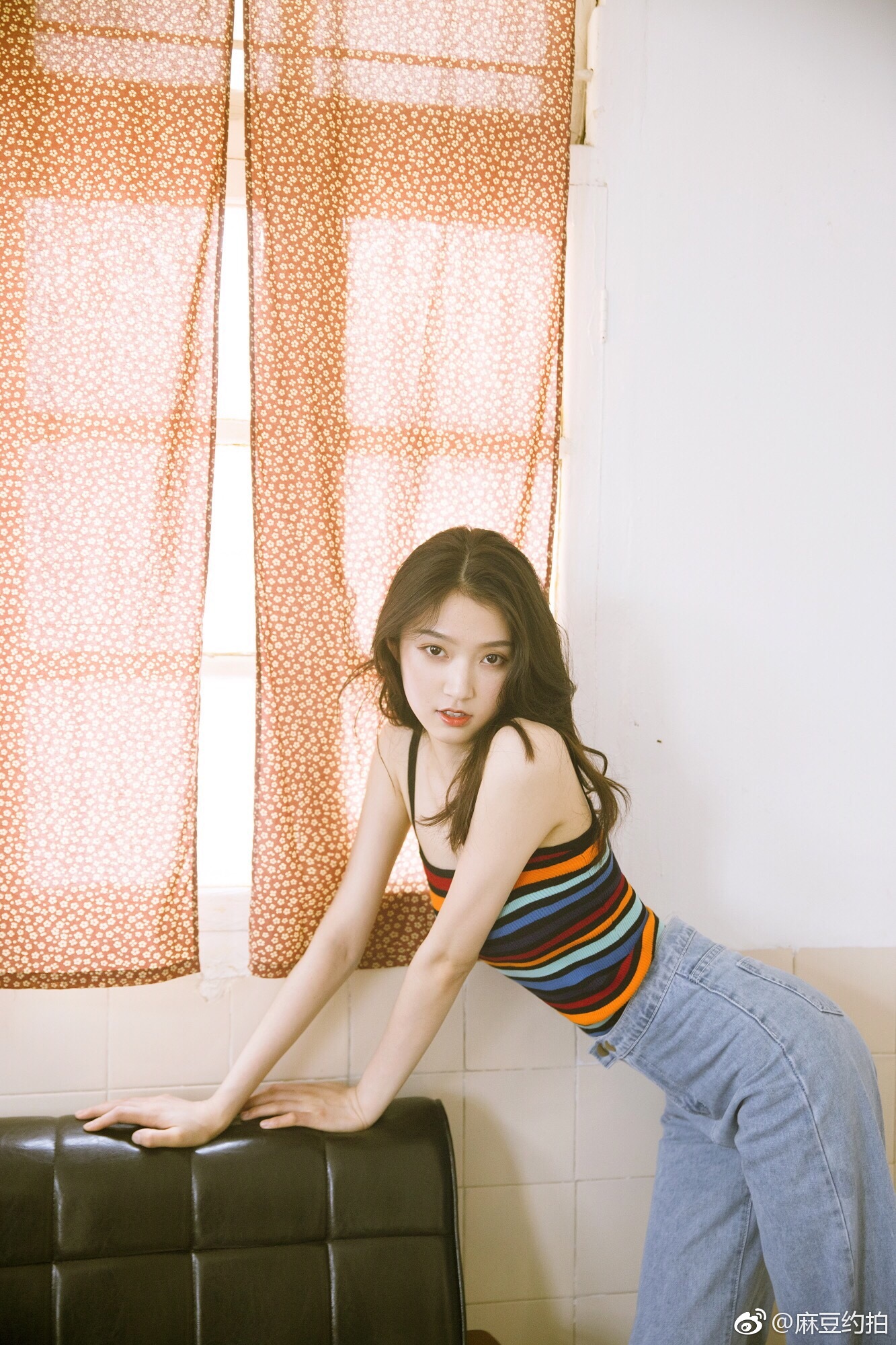 美女麻豆约拍想拍一组港风或者复古一些的