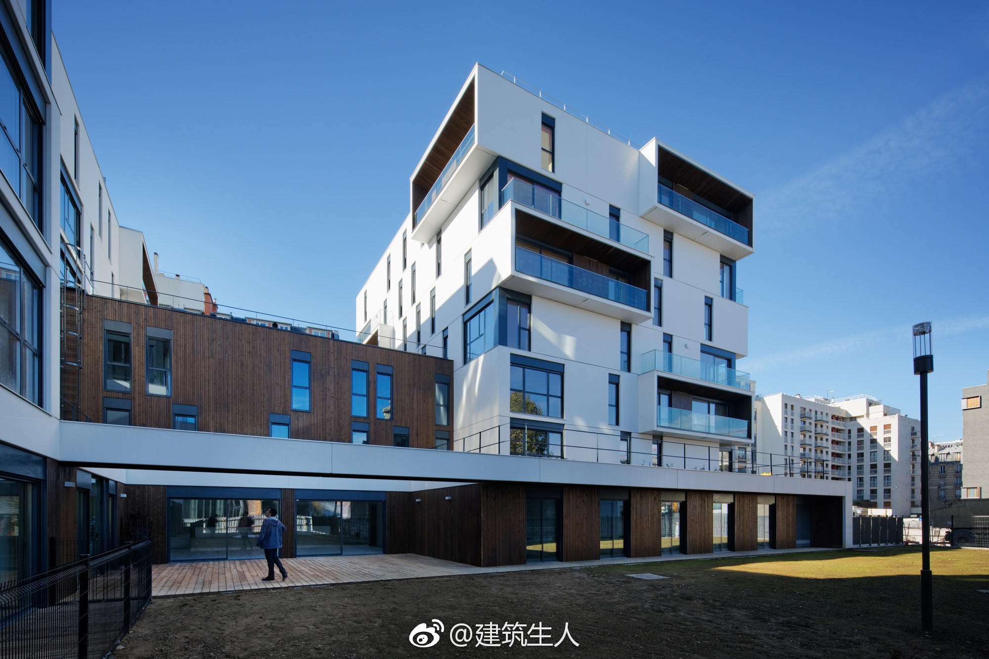 仿佛由些许盒子堆叠而成,简洁而富有变化,体量与体块也适应着巴黎的