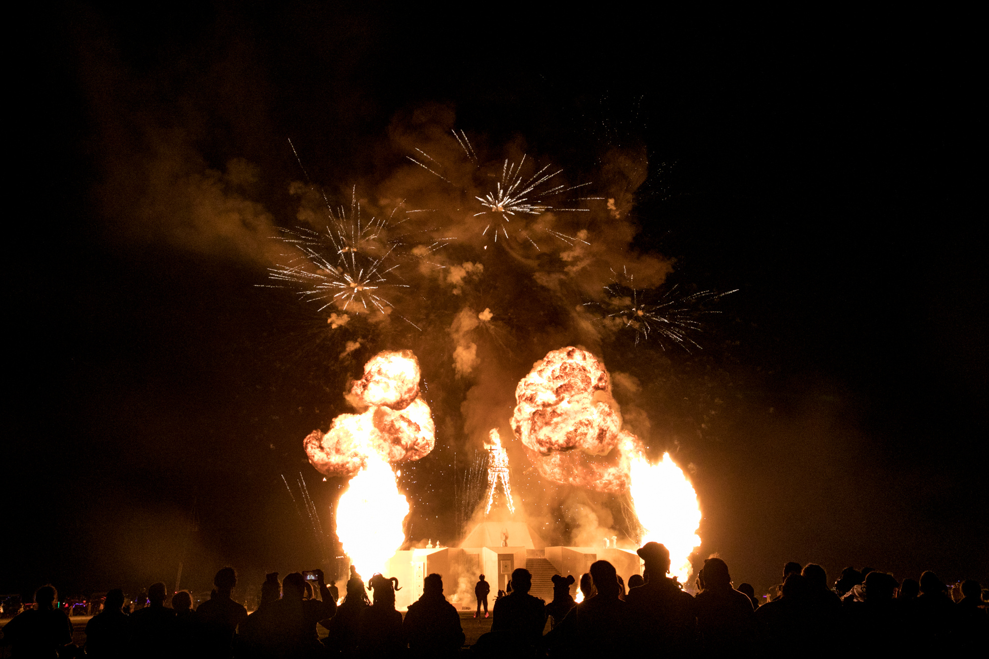 美国沙漠里的火人节Burning Man,演绎着一种乌托邦的纯粹|美国沙漠|石子|沙漠|乌托邦|中扬_新浪新闻