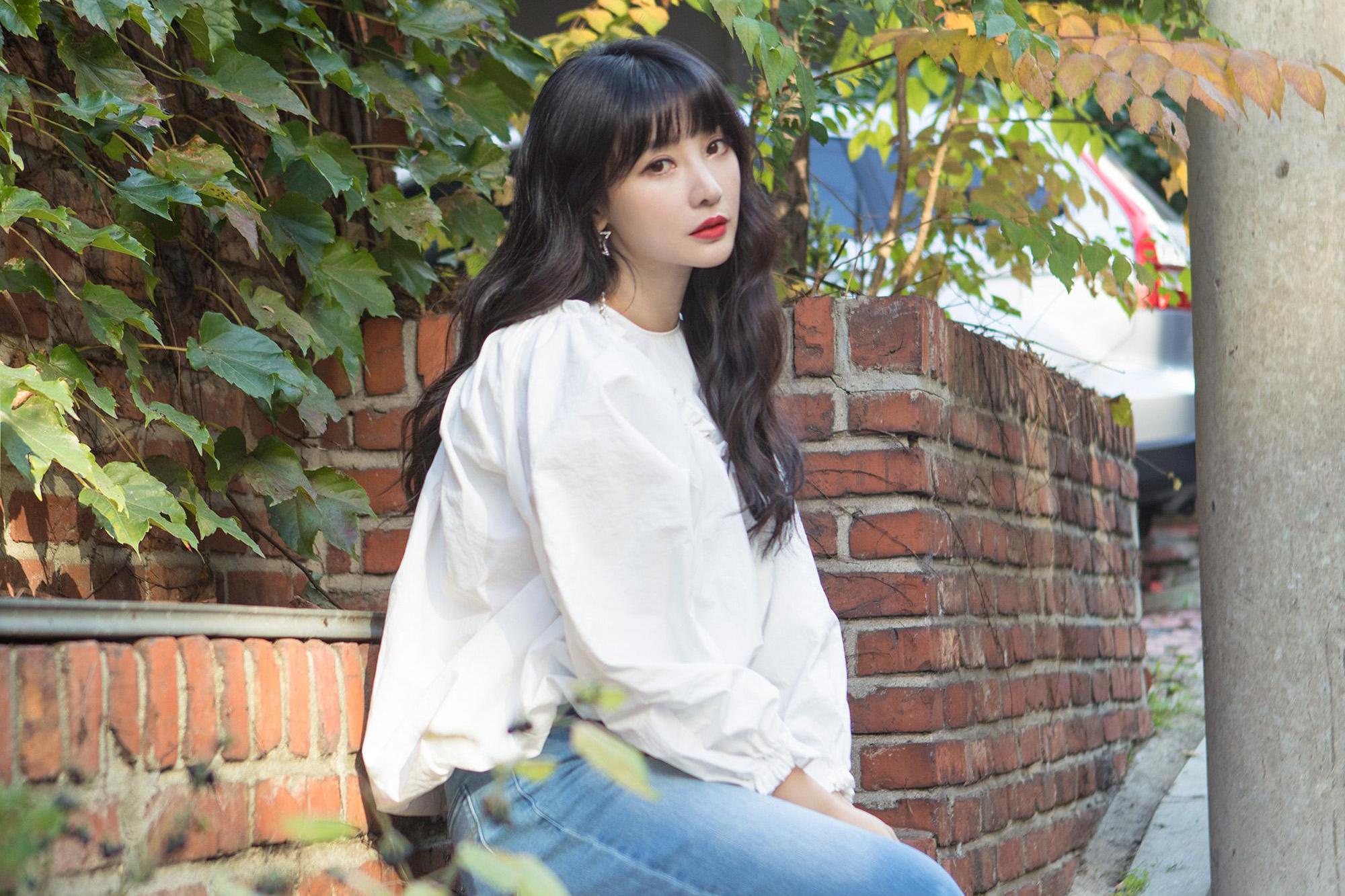 柳岩白衬衫牛仔裤街拍青春灵动 卷发微扬清纯不失率性