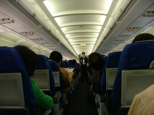 现在,随着科技的发展,坐飞机的成本越来越低,很多普通人也可以承担得