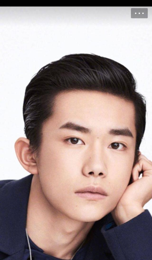 易烊千玺首登世界顶级刊物封面,大背头男人味,新生禁欲系男神!