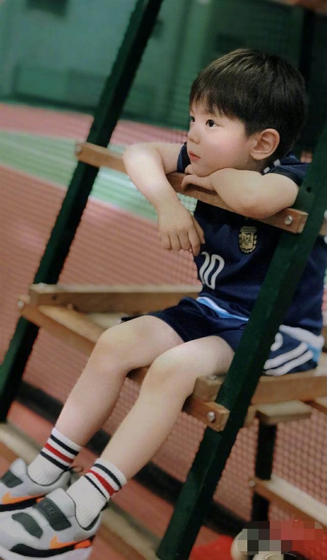 嗯哼太可爱!手拿棒棒糖伸出小手指,凶猛的怪兽都被萌化了!