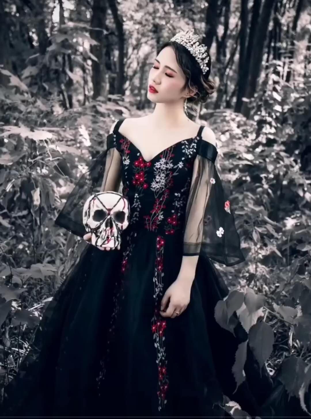 深山里拍暗黑系婚纱照新娘被虫蚁咬到疼成片因太好看像假的