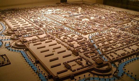 汴京位于中原相当于现在的河南省,当时辽国的南京就在今天的幽州,辽国