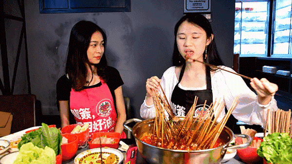 开在广州地铁口的"不正经"串串店,自带抖音撞色.