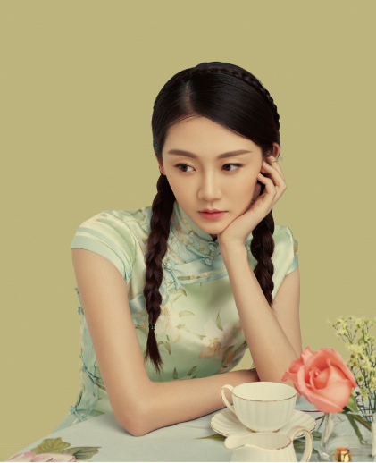 芳华之后苗苗穿旗袍展民国风网友柔中带刚的美