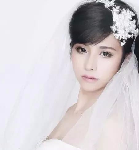 男扮女装!比女人还漂亮,下面有个真正的美女,能找出来吗