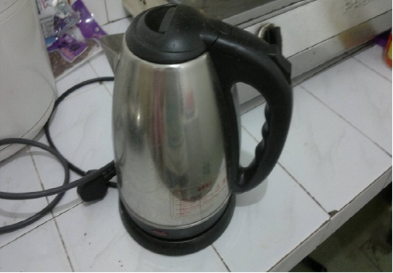 家里万万别用这种热水壶烧水,有钱人从来不用,幸亏师傅提醒我