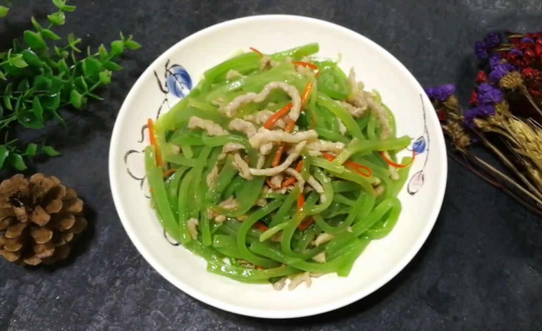 莴笋最好吃家常做法,颜色翠绿,味道好,连挑食人都爱吃!