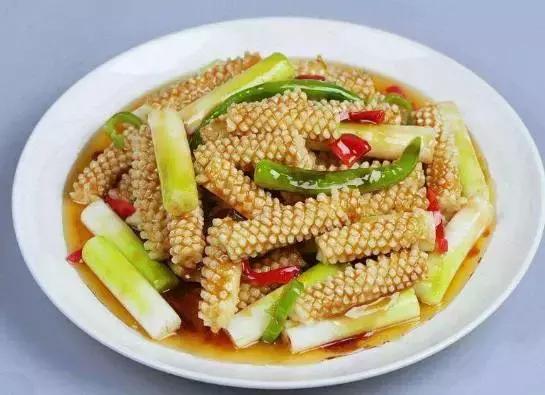 青,红椒 / 大葱 / 生姜 / 木耳 油 / 盐 / 糖 / 芡粉 / 蚝油 1.