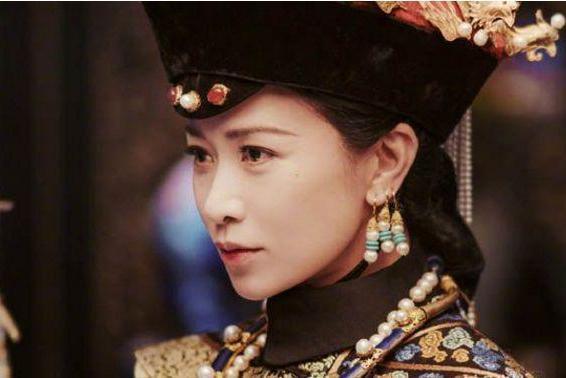 佘诗曼在中秋晚会上大秀歌技,不会唱歌的演员