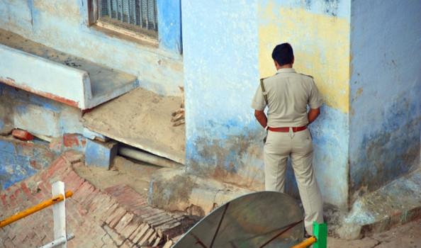 印度人街边随意大小便成瘾? 还开发街边马桶, 网友: 又穷又脏!