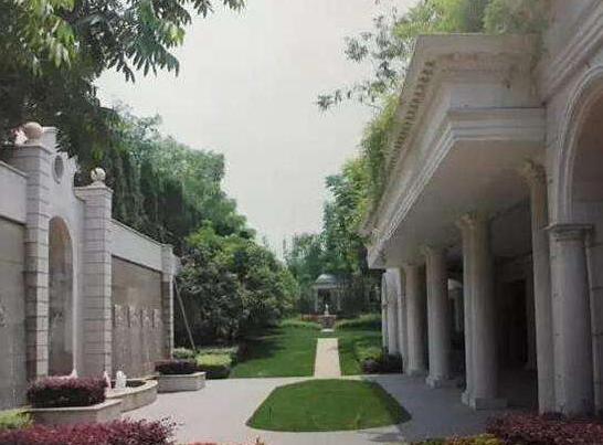 带你看李连杰的豪宅:家里有竹林水池,光看房子外观就很气派了