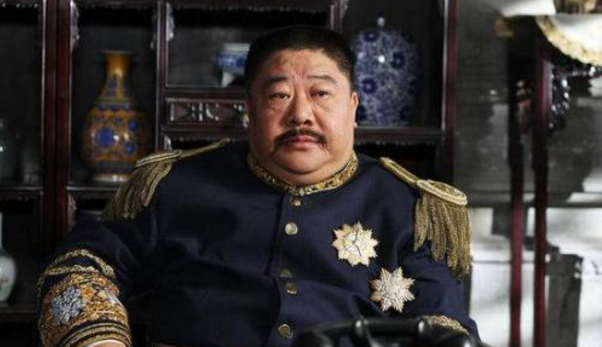 他是军阀中的混世魔王每次到此地都下马步行当地人很感动