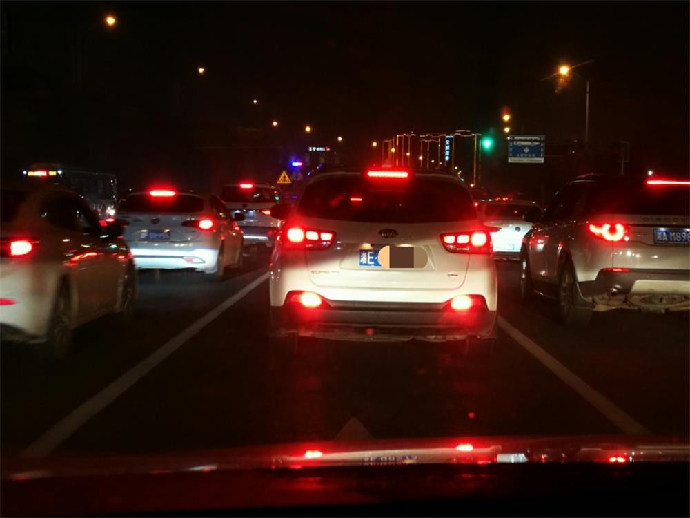 等红绿灯,很多老司机都做错了,一个动作就看出你会不会开车-新浪汽车