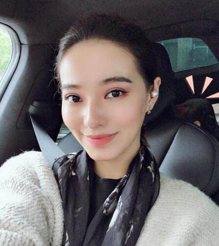 欧弟妻子晒自己素颜照,不愧是模特颜值逆天,网友:欧弟好福气