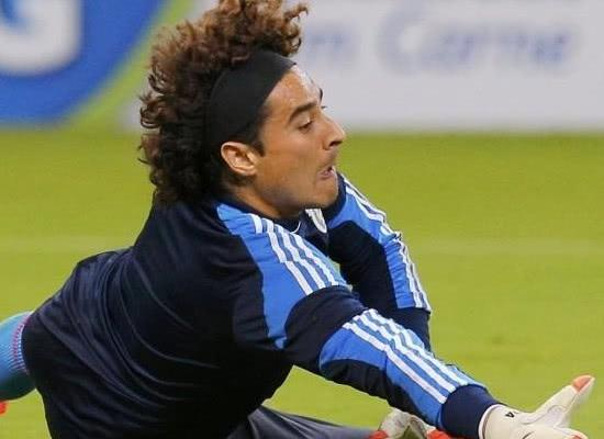 墨西哥门将奥乔亚撞脸吴镇宇, 网友: 就是他害我输钱的!