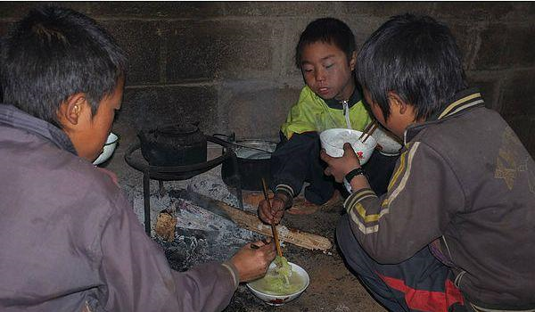 也往往在记忆里留下很深的痕迹,比如说总是吃不饱饭,哭闹没人理会