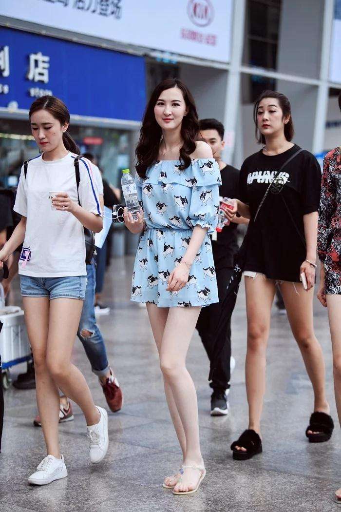 街拍夏季大街上形形色色的美女辣妈这纹身姐姐真是大气呢