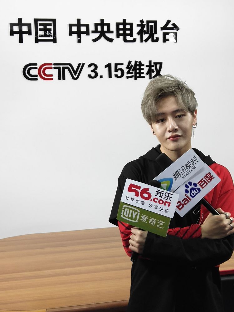 当爱心姐姐李娜采访到姜达赫的时候才知道,姜达赫是姜鹏的儿子,据了解