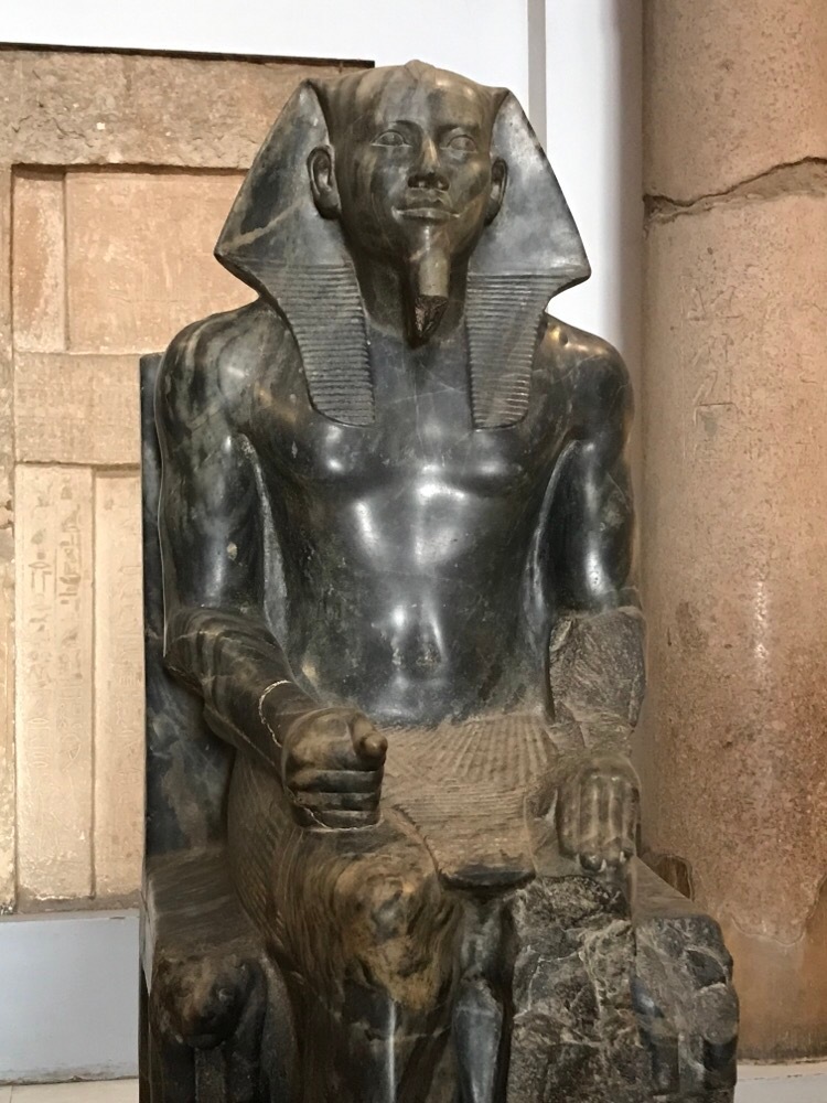 埃及博物馆的重要法老雕像:①第3王朝 左塞王,②③第4王朝 胡夫(这个