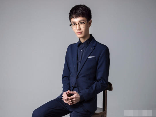 绝地求生奇怪君庆祝100万人气,女装开播,神秘嘉宾有点秀!