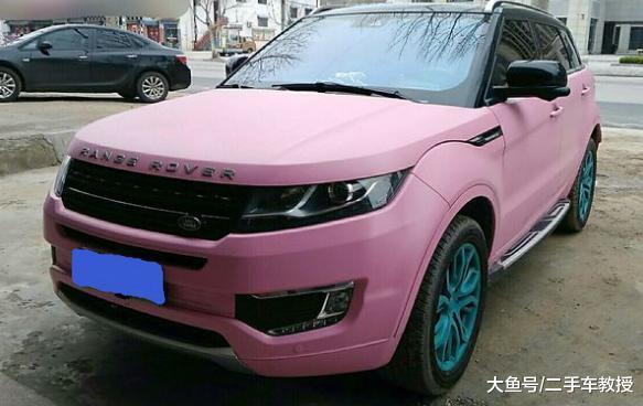 前脸造型确实是路虎极光的造型,一眼看上去没有觉得有什么毛病,粉色的