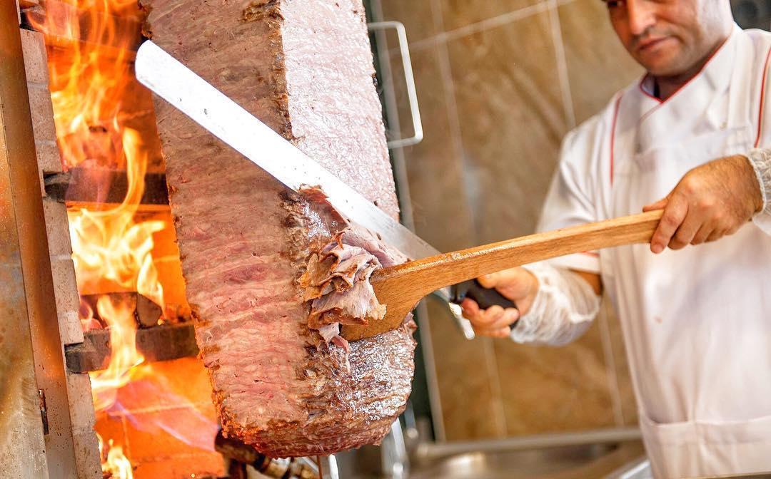 实拍土耳其最朴实的平民餐烤肉与卷饼再加一碟泡椒一杯酸奶