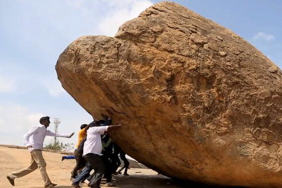 印度这块石头立在45度的斜坡上一群人都推不动