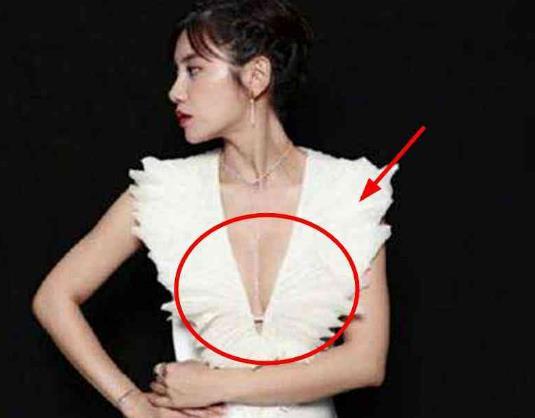 伊一主持节目忘穿一件衣服,张国立笑容好尴尬,网友:故意的吧!