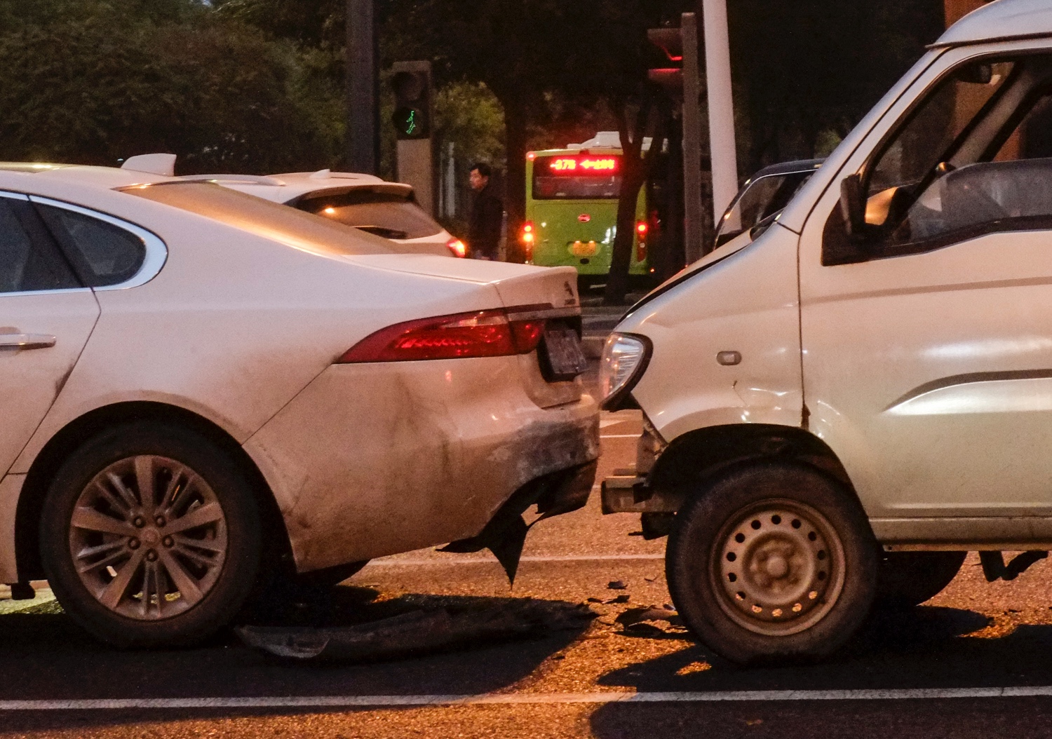 西安南郊路口面包车追尾捷豹轿车
